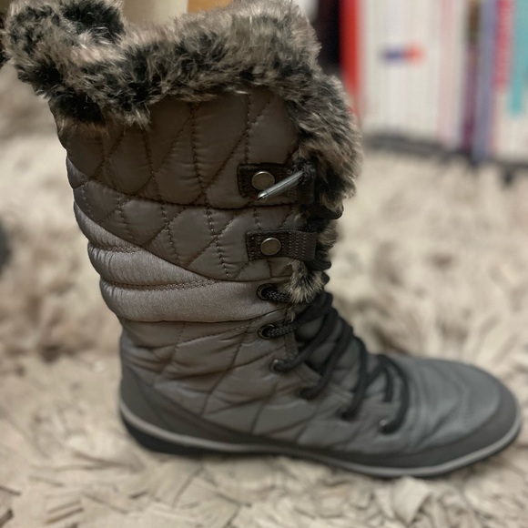 Great winter waterproof boot includes a soft faux fur collar and tongue lining. - Picture 4 of 6